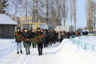 Возложение памятной гирлянды к памятнику воинам