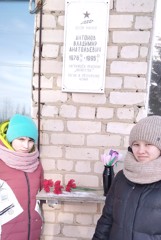 В преддверии дня защитника Отечества к мемориальным доскам возложили цветы