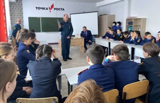 В рамках  Всероссийского открытого урока «ОБЖ»  сотрудники МЧС провели занятия с учащимися школы