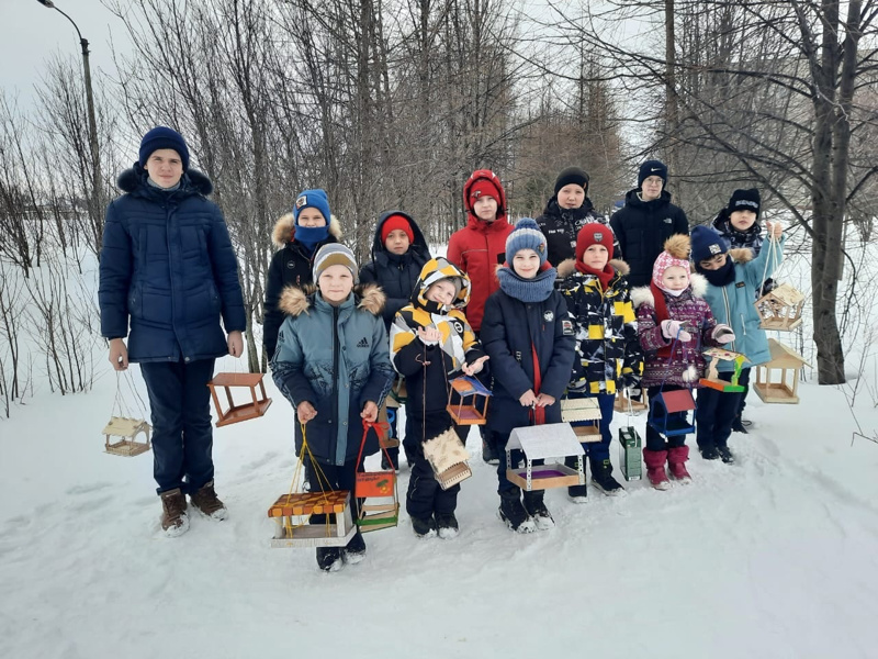 В рамках проекта "Помогите птицам зимой" ученики 1 класса совместно с родителями изготовили кормушки для птиц