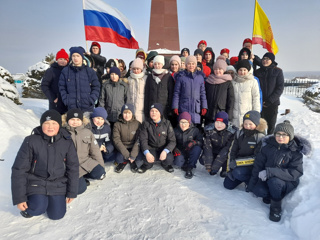 Юнармейцы школы возложили цветы к памятнику погибшим в годы Великой Отечественной войны