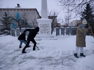 За обелиском ухаживают восьмиклассники Байдеряковской ООШ