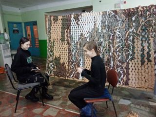 Большеямашевские школьники подключаются к плетению маскировочных сетей для участников СВО.