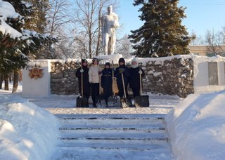 Уборка территорий памятников от снега