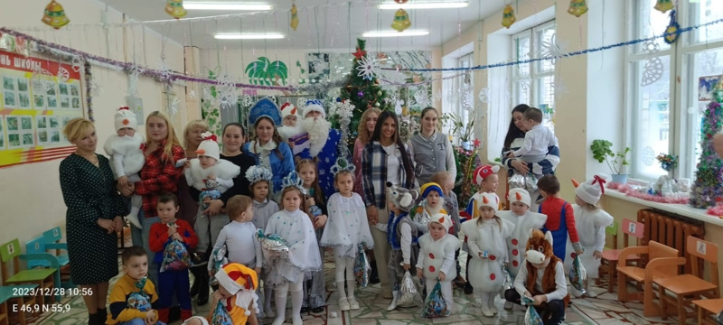 В детском саду  новогодний утренник