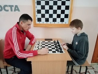 В МБОУ Яльчикская СОШ прошёл турнир по шашкам и шахматам среди обучающихся и работников