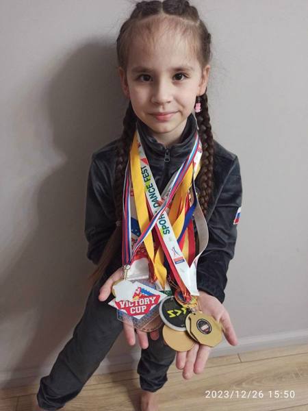 Осипова Полина - занимается 4й год танцами в студии спортивного танца "Феерия". Коллектив регулярно участвует в конкурсах региональных и российских и занимает 1ые места.