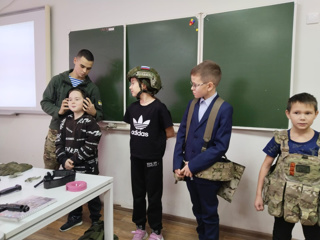 В школе в гостях курсант третьего курса Рязанского гвардейского высшего воздушно – десантного командного училища Евгений