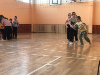 В пришкольном  лагере «Радуга» прошли спортивные соревнования «Веселые старты»