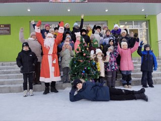 Сегодня в школьном лагере был настоящий  праздник - Новогодняя акция "Выходи гулять!"