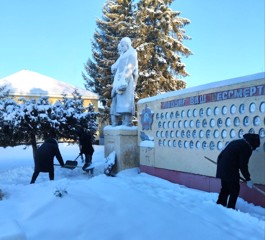 "Снежный десант" по уборке от снега территории памятников героям Великой Отечественной войны