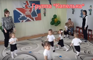 Самые маленькие в детском саду вместе с папами и мамами празднуют День защитника отечества.
