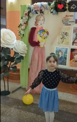 Воспитанница подготовительной группы, Николаева Полина, поздравляет мам, бабушек с праздником 8 Марта