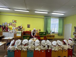 Дети средней группы «Котята» испекли колобки для праздника «Коляда-Святки».