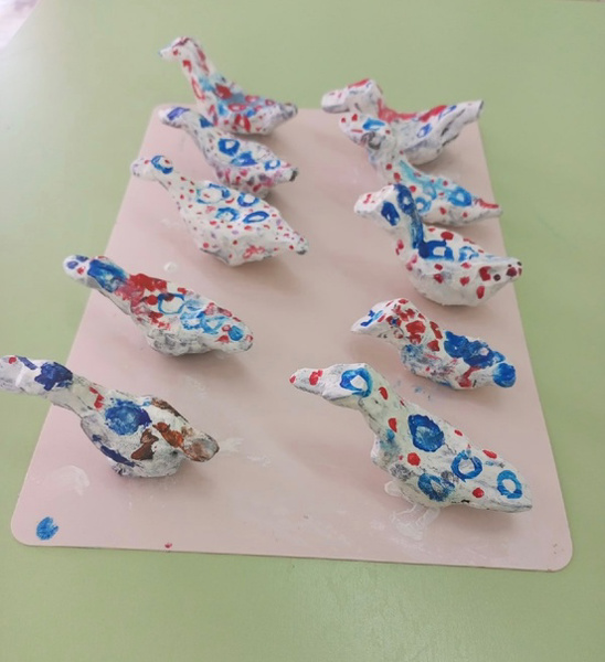 Дети группы «Ягодки» окунулись в загадочный мир народных промыслов, познакомились с дымковскими игрушками и даже сами создали свои первые игрушки из глины.