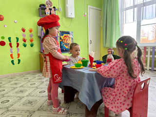 Во второй группе раннего возраста воспитанники играли в сюжетно-ролевую игру «Чаепитие».