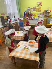 Педагог Хамбикова Р. Б., с воспитанниками средней группы «Котята», организовала предметно-практическую деятельность по приготовлению салата.