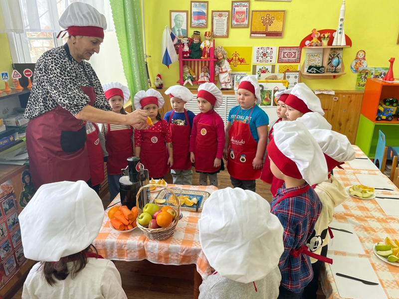 Дети средней группы «Котята»организовали день витаминных соков!