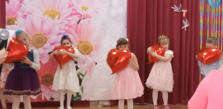 Сегодня учащиеся МБОУ "Алтышевская ООШ" поздравили своих одноклассниц, мам, бабушек с праздником весны и красоты.