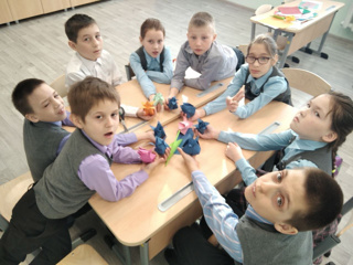 Вчера, 5 марта, ученик третьего класса, Кудрявцев Егор провел мастер-класс с обучающимися второго класса.