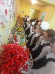 5 марта в холле начальной школы оформлена выставка -конкурс творческих поделок «Подарок маме своими руками»