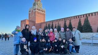 Недавно ученики 5 «А» класса, вместе с классным руководителем Борисовой Т. Л. и родителями посетили масштабную международную выставку «Россия»