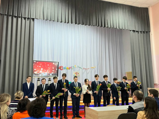 Дети поздравили всех работающих женщин в Янтиковской школе