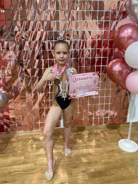 На турнире городов по художественной гимнастике Екатерина Решетова из 2 «А» класса заняла 3 место