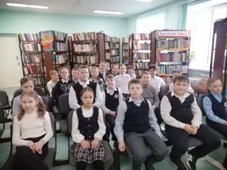 12 марта ученики 4 "Б" класса в очередной раз посетили библиотеку им К. Чуковского, где с ними провели беседу и рассказали все о масленице.