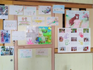 Выставка плакатов, рисунков, фото на темы "Счастливое детство" и "От улыбок расцветает мир"