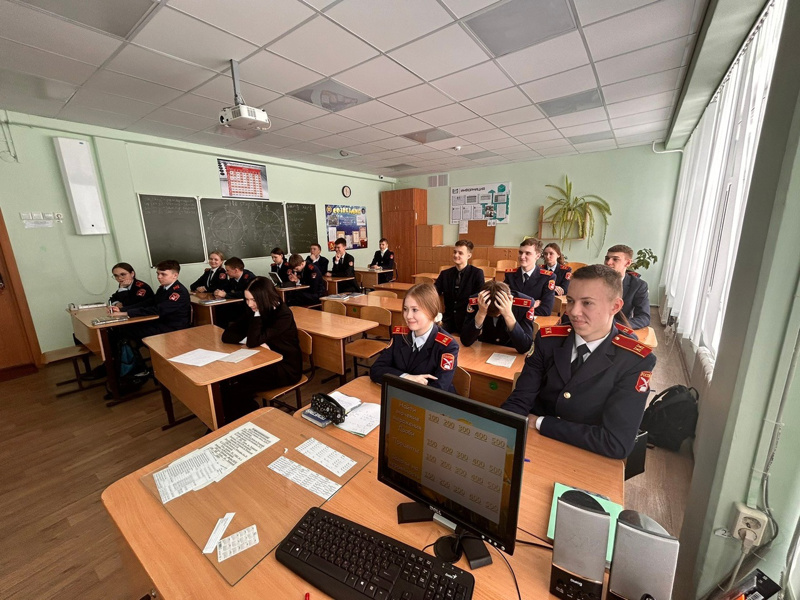 На уроках математики в выпускных классах постоянно обрабатывается тестовый материал к государственному экзамену