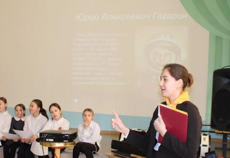 Коллективное творческое дело, посвященное «Движению первых» и 90- летию со дня рождения Ю.А. Гагарина прошло с участием первоклассников и пятиклассников.