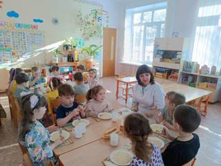 Завтрак воспитанников группы «Гномики» со старшим воспитателем детского сада 14 «Солнышко».