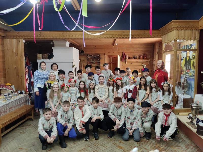 Ученики 4 "З" класса отметили Разгуляй в Чувашском национальном музее с песнями, танцами, играми и хороводами.