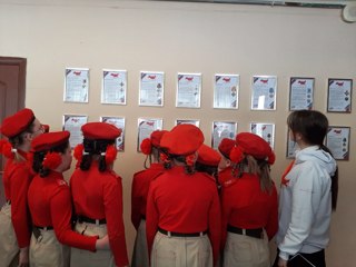 Сегодня в нашей школе состоялось долгожданное событие – открытие фотовыставки в рамках реализации проекта «Ордена и медали России».