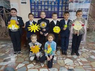 В рамках празднования Масленичной недели в нашей школе прошла выставка поделок "Масленичное солнышко"
