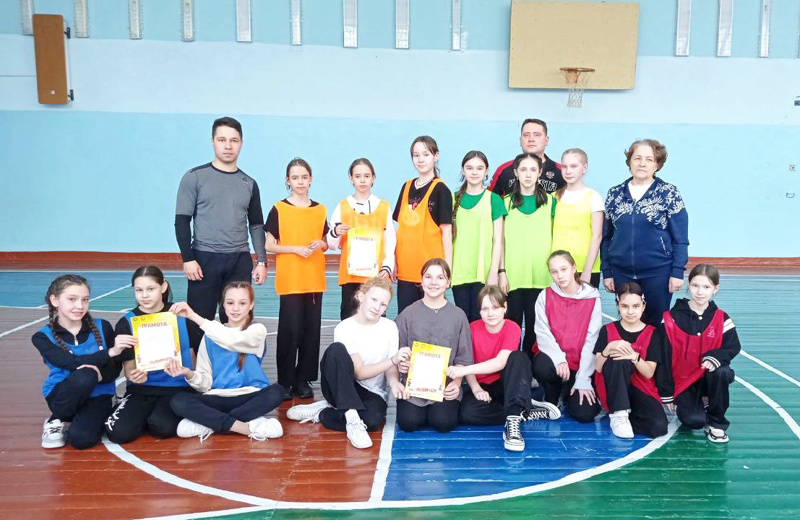 12 марта представители ШСК "Медведи" провели спортивное мероприятие "А ну - ка, девочки" среди 5 -6 классов