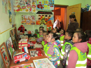 Выставку «Неопалимая купина», организованную в Доме детского творчества, посетили воспитанники детского сада «Росинка»