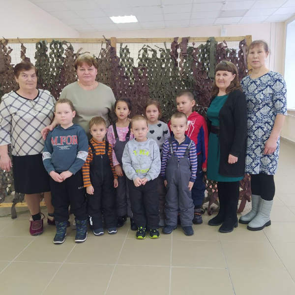 Для юных жителей Яншихово-Норвашского детского сада провели мастер-класс по плетению маскировочных сетей для СВО