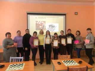 Работники системы образования города Канаш выбрали сильнейших на соревнованиях по русским шашкам
