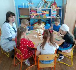 Завтрак в детском саду.