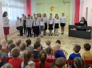 Концерт живой музыки в детском саду.