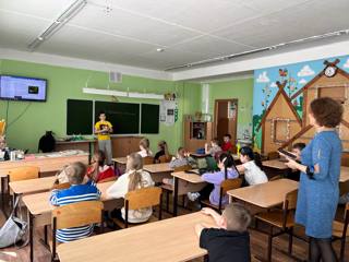 26 марта в весеннем пришкольном  лагере "Солнышко" день начался с бодрой зарядки и веселых стартов в спортивном зале школы