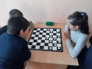 В пришкольном лагере с дневным пребыванием детей «Планета детства» прошел шашечный турнир