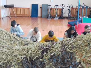 В дни весенних каникул в нашей школе продолжается важная работа по плетению маскировочных сетей