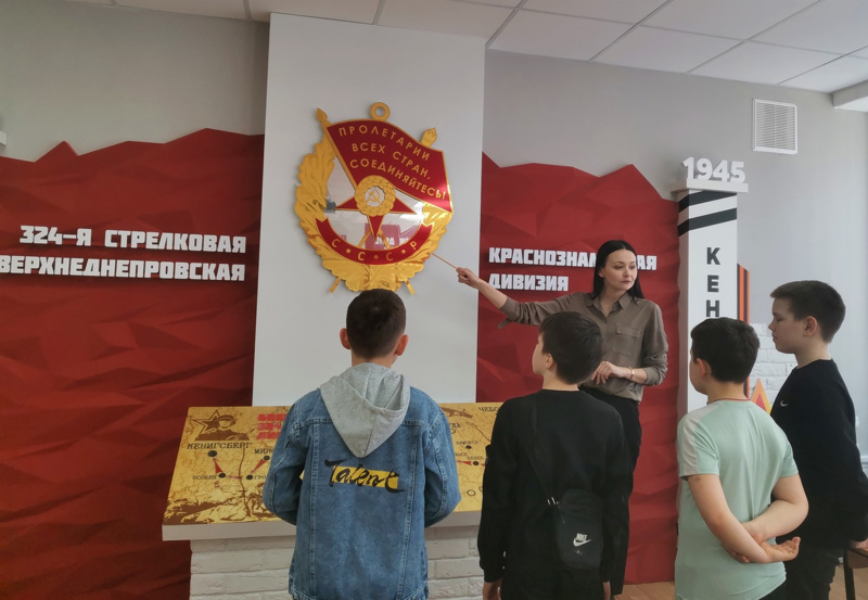 В дни весенних каникул в школьном музее "Сыны Отечества" проходят экскурсии для учащихся школы