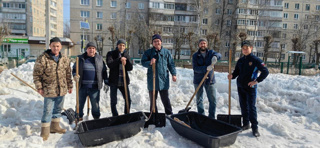Учителя, обучающиеся,  члены трудовой бригады и волонтеры в каникулы вышли ворошить снег во дворе школы