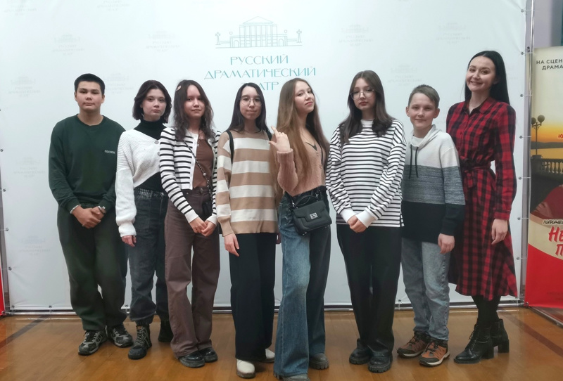 22 марта обучающиеся 8б класса столичной школы 40 под руководством классного руководителя Егоровой В.В. посетили Русский драматический театр