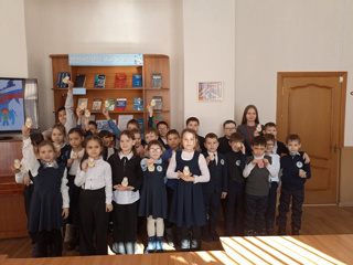 В рамках Всероссийской недели детской книги учащиеся 2А класса посетили центральную библиотеку города.