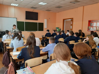 В рамках данной акции в школе №8 с обучающимися 7 "Б" класса была проведена профилактическая беседа врачом наркологом Петровой С.В.